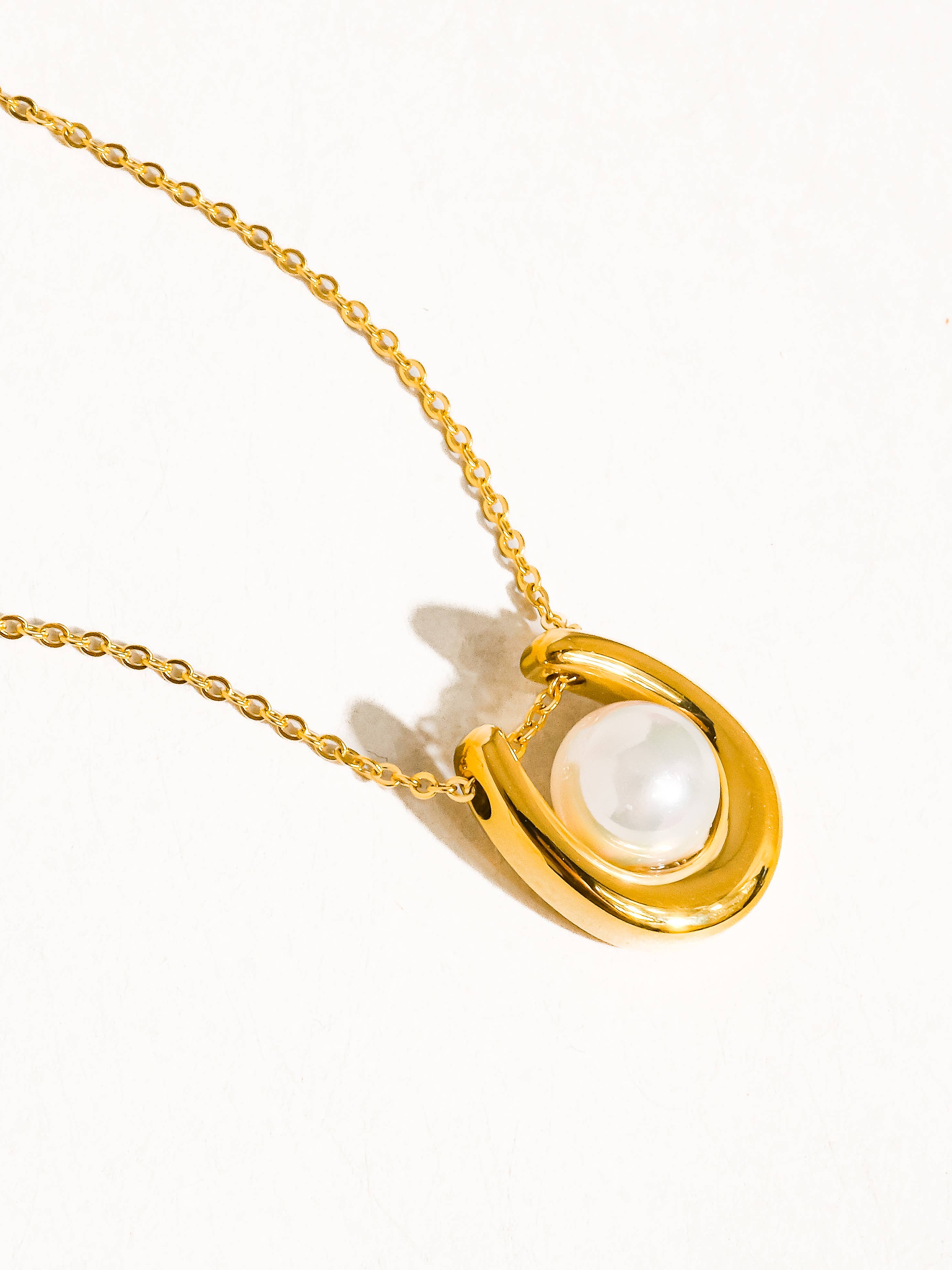 Barn 18K Gold Non-Tarnish Horseshoe Pearl Necklace: Yellow Gold